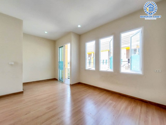 ทาวน์เฮ้าส์มือสองย่านสมุทรสาคร ม.โกลเด้นทาวน์ พระราม2 เนื้อที่มากถึง 21.2 ตร.ว. ฟังก์ชันจัดเต็มถึง 4 ห้องนอน 3 ห้องน้ำ 2 ที่จอดรถ บนทำเลเยี่ยม เชื่อมต่อถ.พระราม 2, ถ.กาญจนาภิเษก ใกล้บิ๊กซี, เซ็นทรัลพระราม 2 และทางด่วน "พระราม 2"